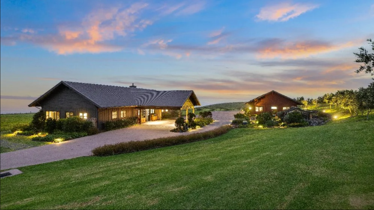 Discover the Unmatched Elegance of an 80-Acre Ranch Compound in Hawai'i's Waiki'i Ranch