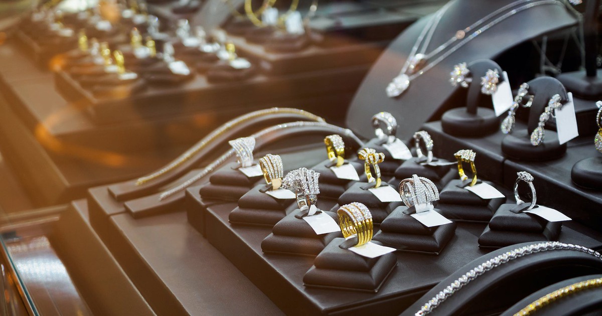 Signet Jewelers Q1 Sales Dip: Strategic Insights and Recovery Forecast