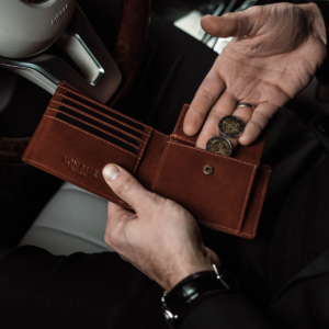 von-baer-classic-bifold-luxurious-leather-brown-color-wallet-man-putting-coins-inside (1)