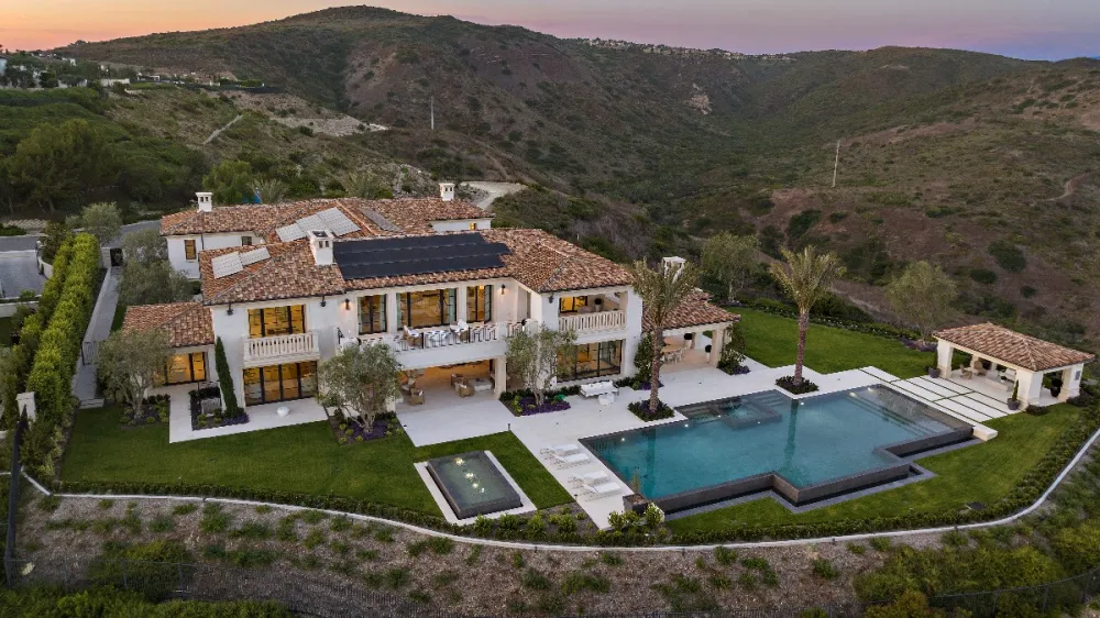 Luxurious Living in Newport Beach: The Ultimate Guide to Crystal Cove Mansions